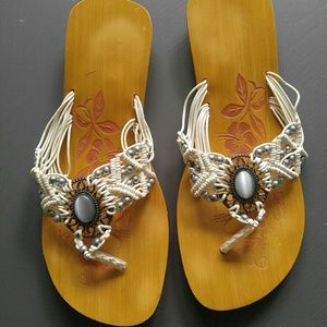 Bha-ku sandal